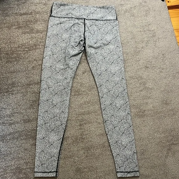 Lululemon Black and White Floral Design Leggings Size 8 - Picture 8 of 8